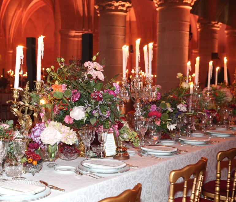 Το λευκό τραπεζομάντηλο φεύγει: Η νέα elegant επιλογή για το τραπέζι το 2026