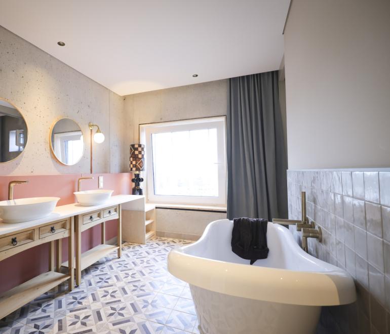 Αρχιτέκτονας αποκαλύπτει πώς ένα μικρό μπάνιο δείχνει μεγαλύτερο και πιο κομψό