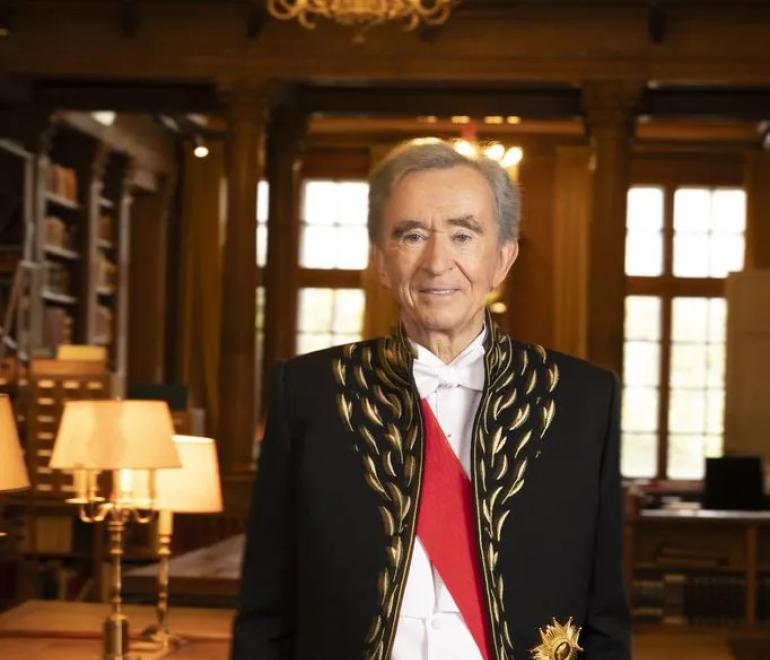 Η πιο εντυπωσιακή τελετή στο Παρίσι: Ο Μπερνάρ Αρνό, ένα σπαθί του Frank Gehry και η φαντασία του Τζόναθαν Άντερσον