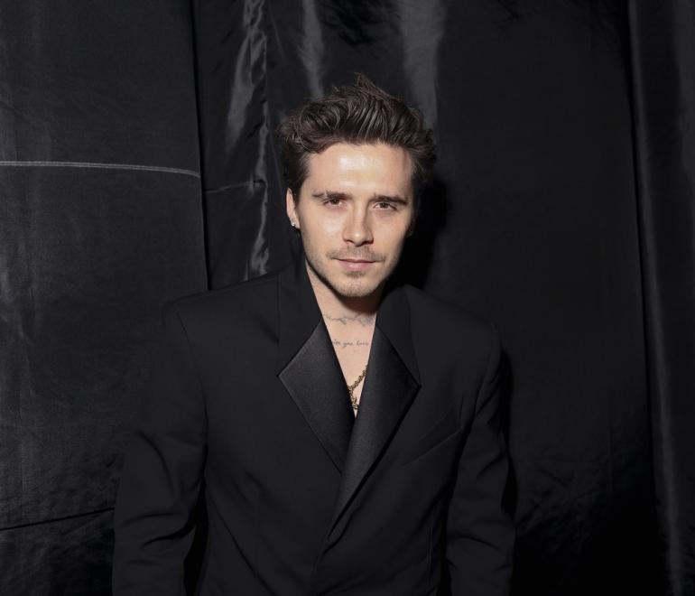 Ο Μπρούκλιν Μπέκαμ παρευρίσκεται στην παρουσίαση της συλλογής Mugler Φθινόπωρο/Χειμώνας 2024-2025 την Κυριακή 3 Μαρτίου 2024 στο Παρίσι/Φωτογραφία AP