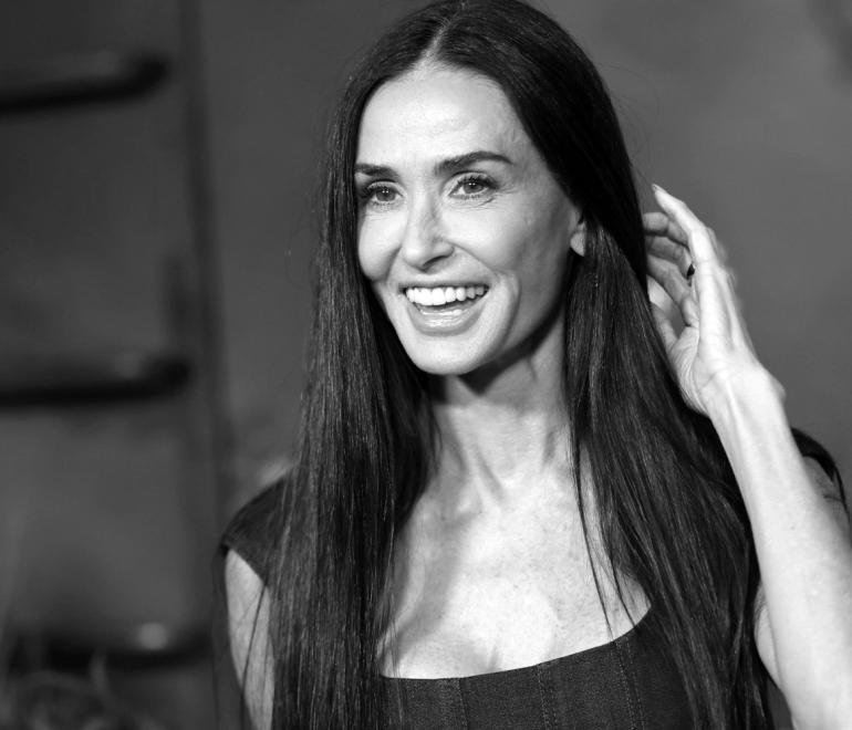 Η Ντέμι Μουρ εξηγεί γιατί δεν αποχωρίζεται τα μακριά μαλλιά της στα 63 της