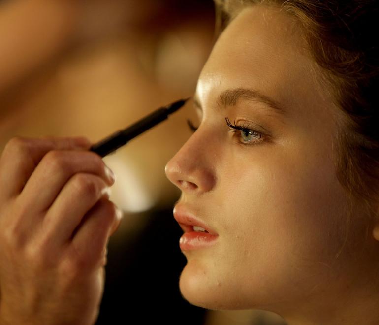 Το απόλυτο guide για το ψαλίδι βλεφαρίδων που χαρίζει εκθαμβωτικό βλέμμα