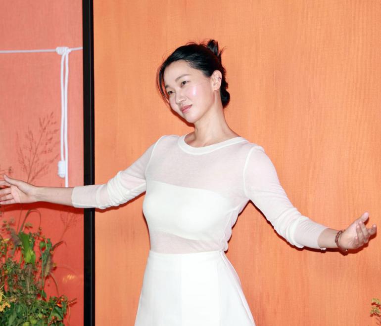 K-Beauty serums: Το skincare trend που χαρίζει τη χαρακτηριστική «glass skin» όψη