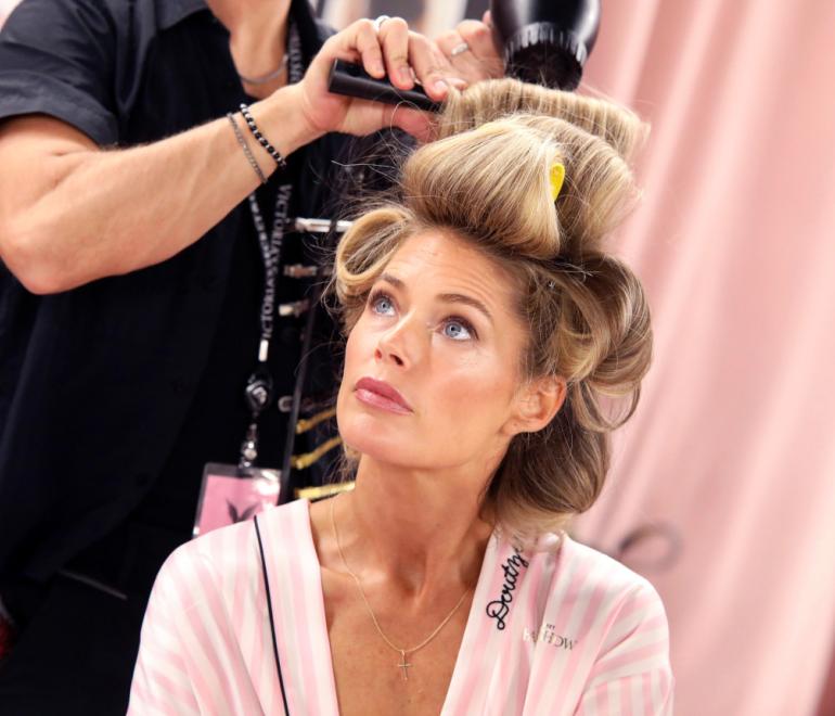 Μοντέλο φτιάχνει τα μαλλιά του