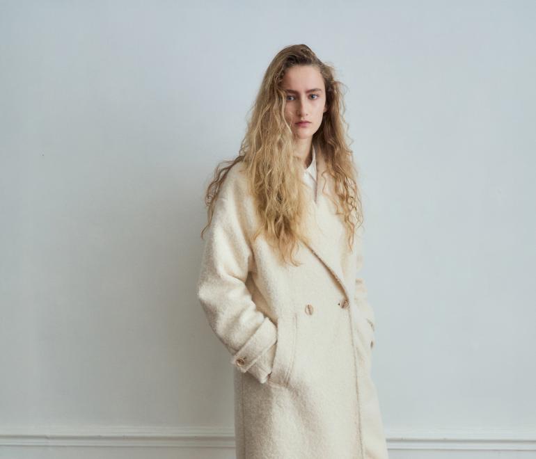 Το μακρύ λευκό παλτό των Mango που έχει γίνει το πιο περιζήτητο κομμάτι του χειμώνα