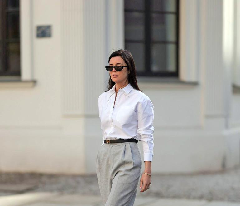 στιλάτη γυναίκα με παντελόνι