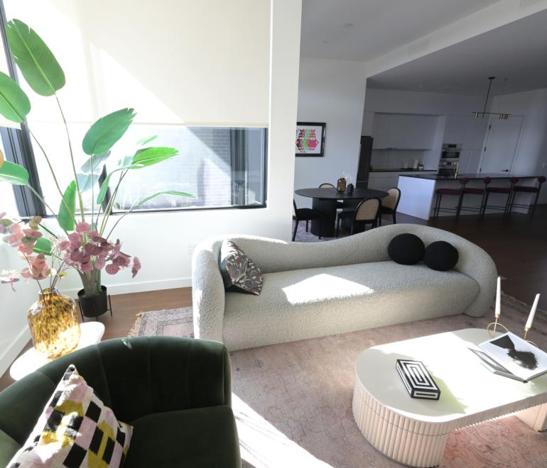 Πώς ένα μικρό σαλόνι μπορεί να δείχνει μεγαλύτερο και πιο φωτεινό, σύμφωνα με interior designers