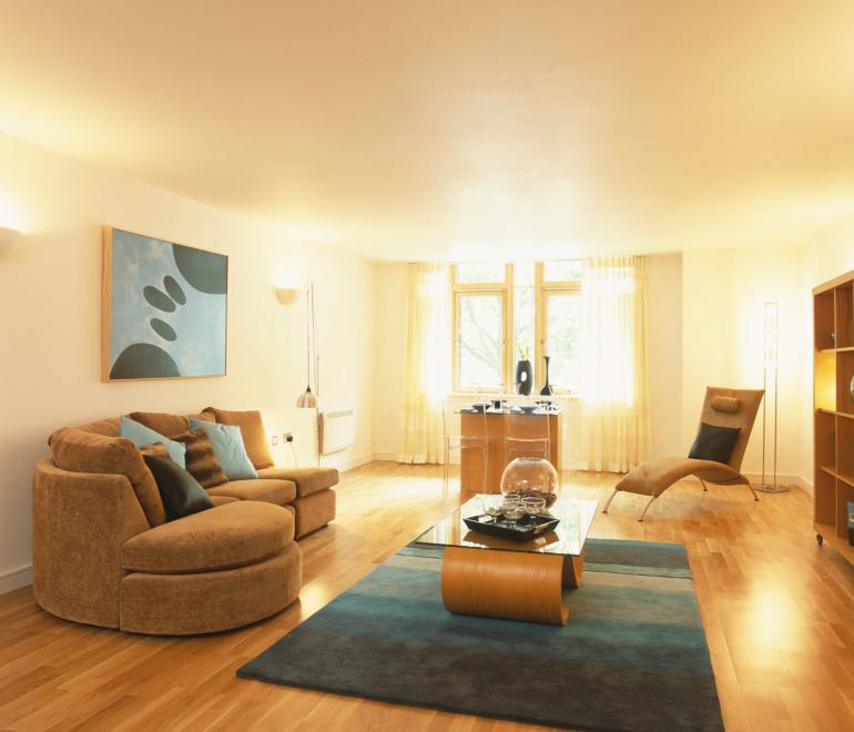  Κανείς δεν βάζει πια μαξιλάρια στον καναπέ: Tο luxury αξεσουάρ που τα αντικαθιστά το 2026