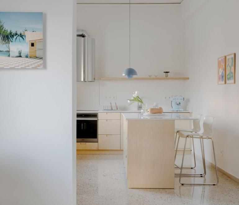 Πώς ένα ξεχασμένο διαμέρισμα έγινε ένα σύγχρονο, φωτεινό σπίτι