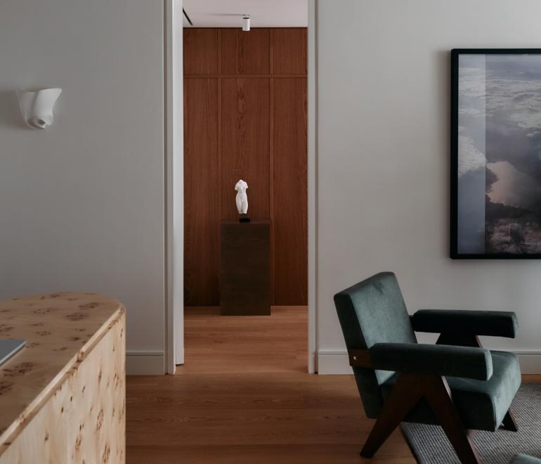 Μια μοντέρνα κατοικία του ’80 στο Πανόραμα Θεσσαλονίκης διαμορφώνεται σε πρότυπη δερματολογική κλινική από το Studio Kisko