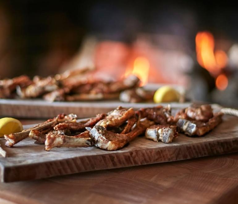 Αρνίσια παϊδάκια γάλακτος / Φωτογραφία: Instagram