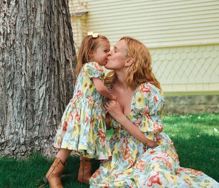 Η κόρη του Μπρους Γουίλις και της Ντέμι Μουρ μιλά για τη ζωή της ως ανύπαντρη μητέρα 