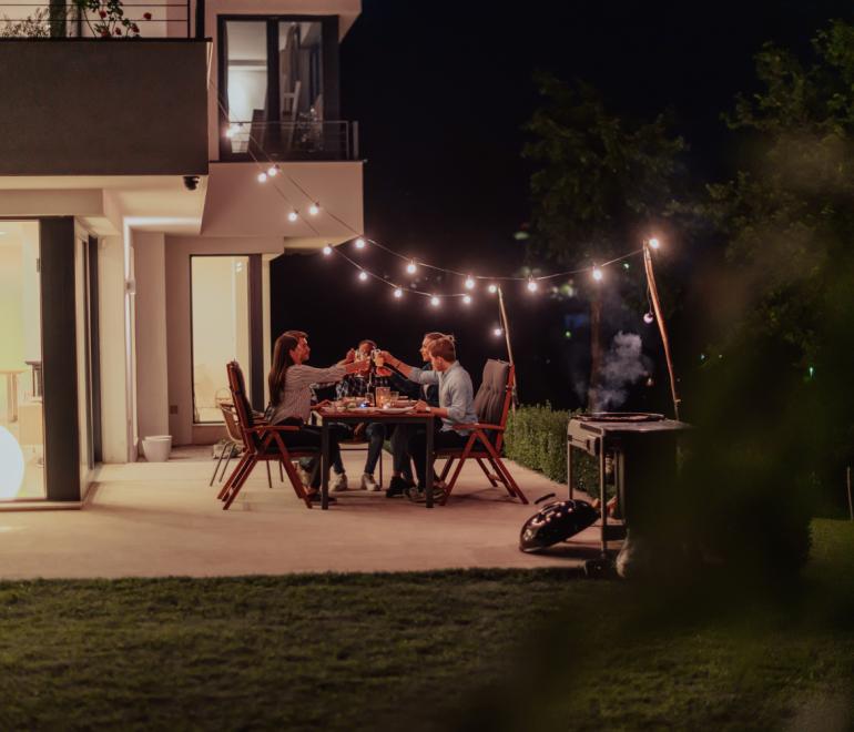 Αυτή η κίνηση στο τραπέζι θεωρείται αγενής, λέει ειδικός -Και δεν είναι οι αγκώνες