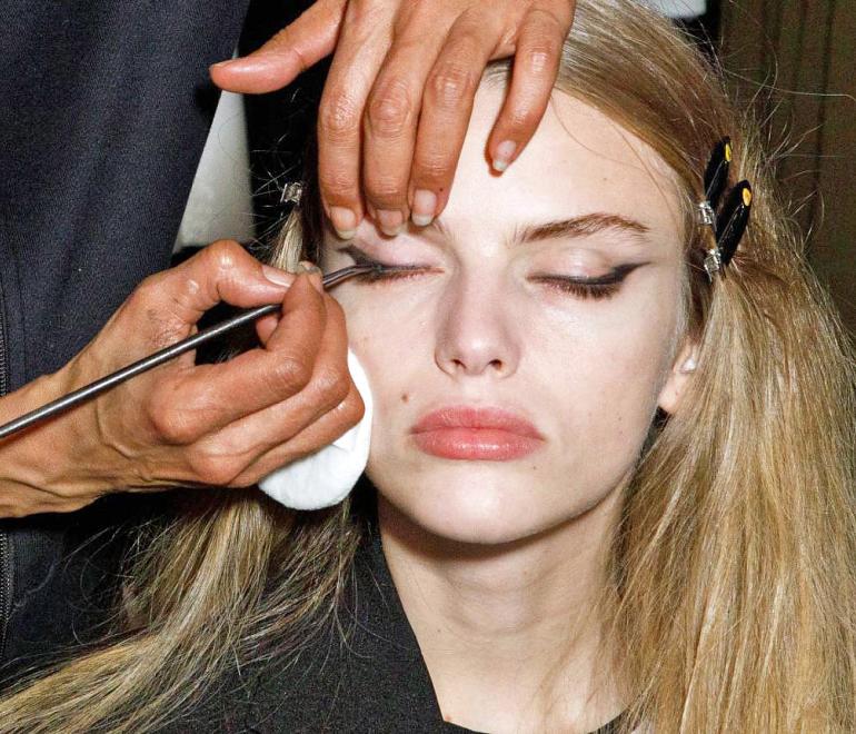 Eyeliner μετά τα 40: πώς το φοράμε χωρίς να βαραίνει το βλέμμα