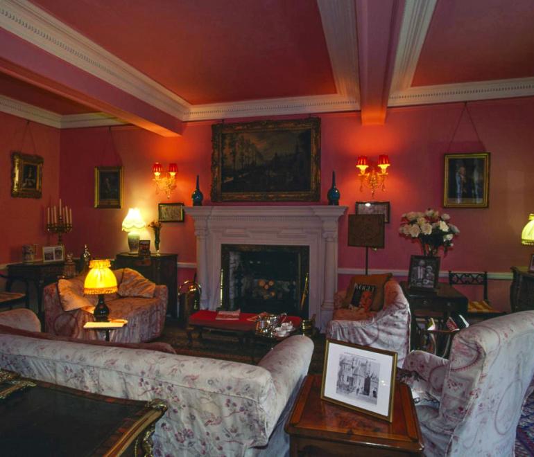 Μετά το «λάθος παπούτσι», έρχεται το «λάθος φωτιστικό»: Το trick που απογειώνει τον φωτισμό στο σπίτι