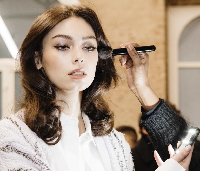 Τα ρουζ της άνοιξης που χαρίζουν φυσική λάμψη -Οι δύο αποχρώσεις που θα κυριαρχήσουν