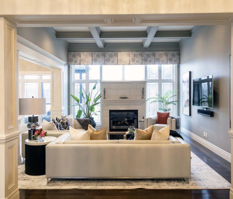 Πού να τοποθετήσετε τον καναπέ για να φαίνεται μεγαλύτερο το σαλόνι σας -Το έξυπνο κόλπο των διακοσμητών