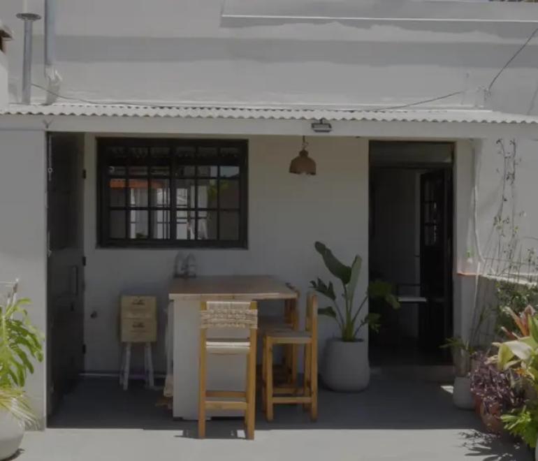 Μια αρχιτέκτονας έχτισε το σπίτι της στη βεράντα των γονιών της