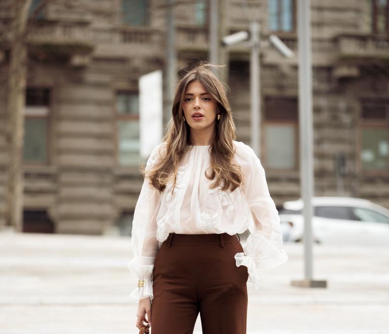 στιλάτη γυναίκα με μπλούζα