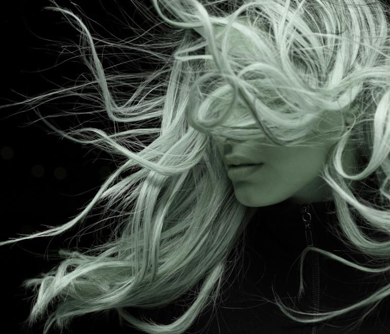 Γυναίκα με βαμμένα μαλλιά