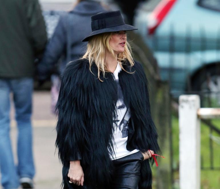 Η κειτ μος με καπέλο και γουνα και δερματινο παντελονι 