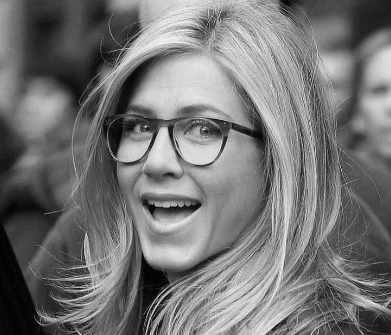H jennifer aniston φοράει γυαλιά  για την πρεσβυωπία