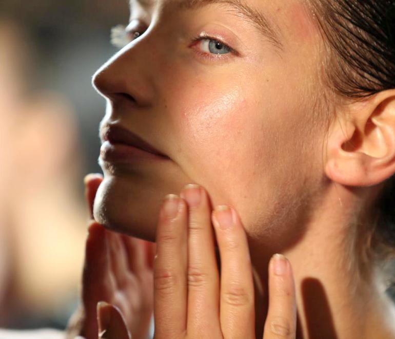 Αντηλιακό με χρώμα vs κλασικό: Ποιο προλαμβάνει καλύτερα τις ρυτίδες