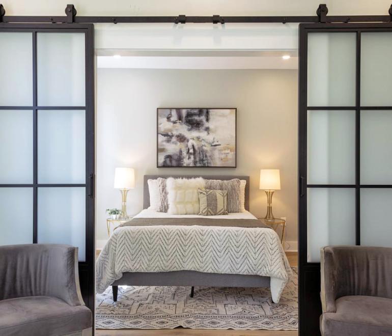 Αντί για κομοδίνο: Η νέα τάση που βλέπουμε όλο και περισσότερο στις κρεβατοκάμαρες