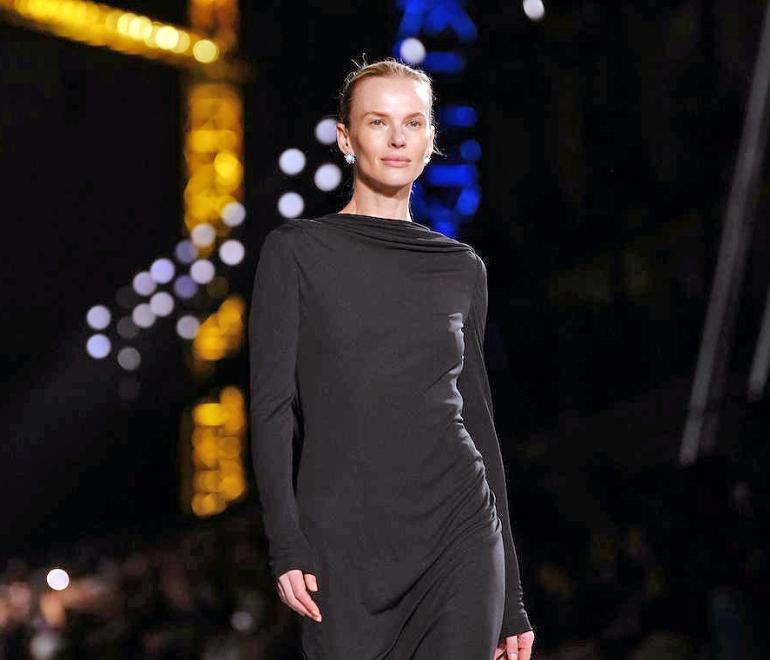 Μοντέλο στο show Chanel Show Fall - Winter 2026 / 2027 στην εβδομάδα μόδας του Παρισιού