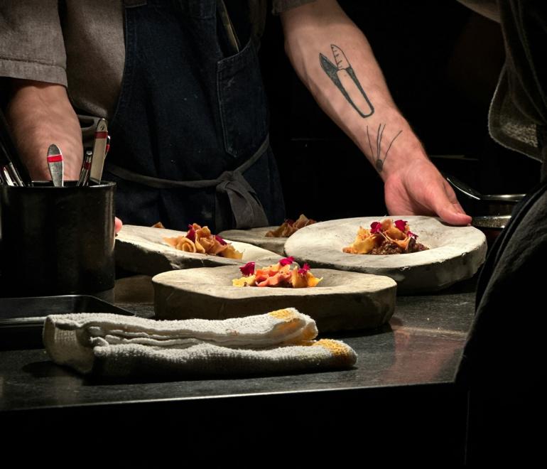 Σεφ κρατά πιάτα