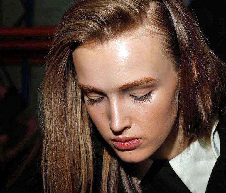 Καφέ μάσκαρα για φυσικό αποτέλεσμα μακιγιάζ -Κορυφαίες επιλογές που θα αναδείξουν το βλέμμα