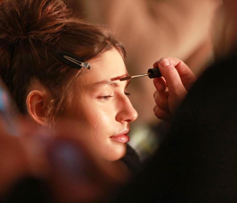 Τα serum που ενισχύουν τη δύναμη και την πυκνότητα σε φρύδια και βλεφαρίδες