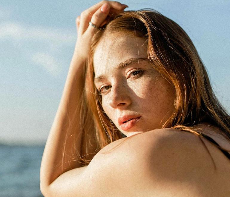 κορίτσι στον ήλιο με φόντο θάλασσα