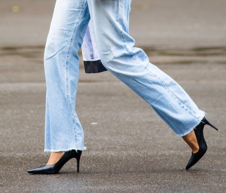  5 εύκολοι τρόποι να φορέσετε τζιν με τακούνια