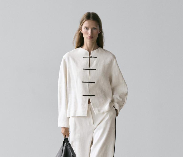 Μοντέλο με σύνολο Massimo Dutti 