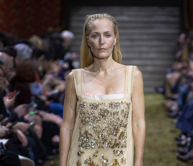 H Γκίλιαν Άντερσον για την Miu Miu FW26