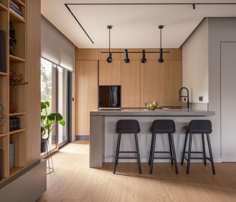 Ένα οικογενειακό σπίτι 125 τ.μ. στο Χαλάνδρι ανακαινίστηκε μοναδικά με φυσικά υλικά και Japandi αισθητική