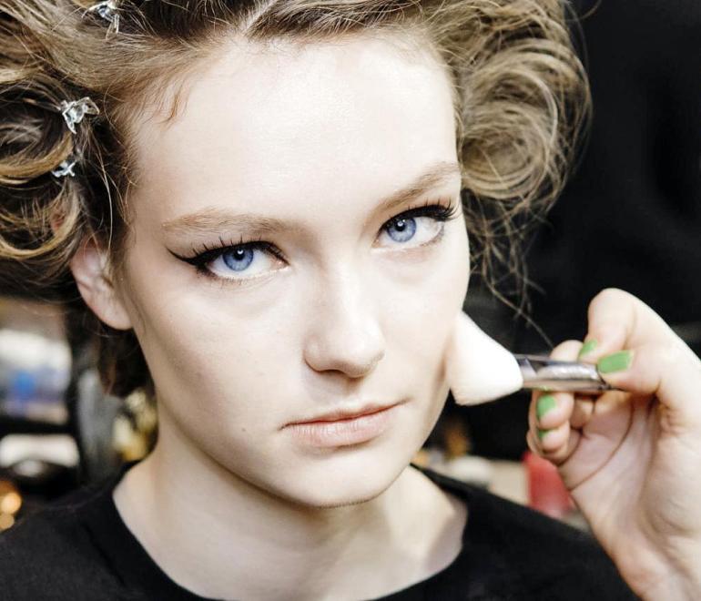 Πώς να πετύχετε lifting effect με ρουζ -Η τεχνική που προτείνουν οι experts