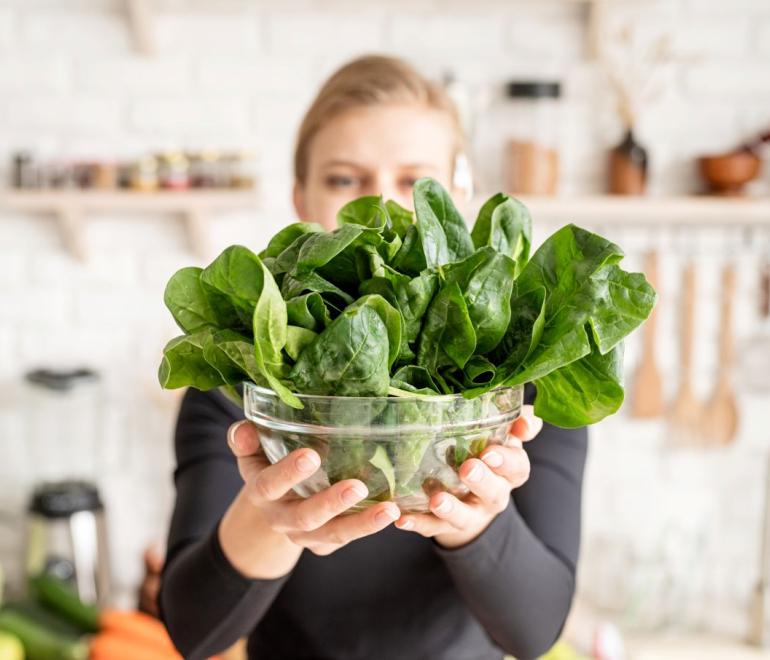 γυναίκα κράταει λαχανικα που έχουν σίδρο