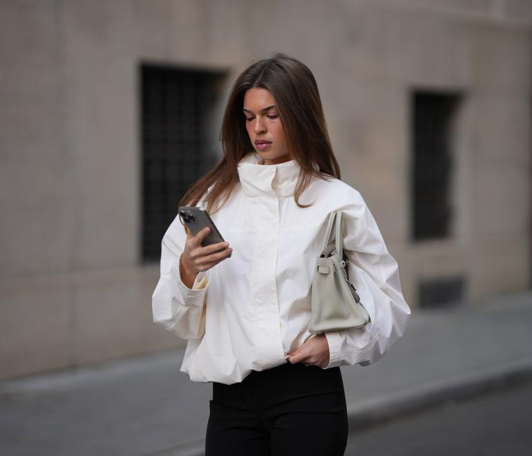 στιλάτη γυναίκα με αντιανεμικό