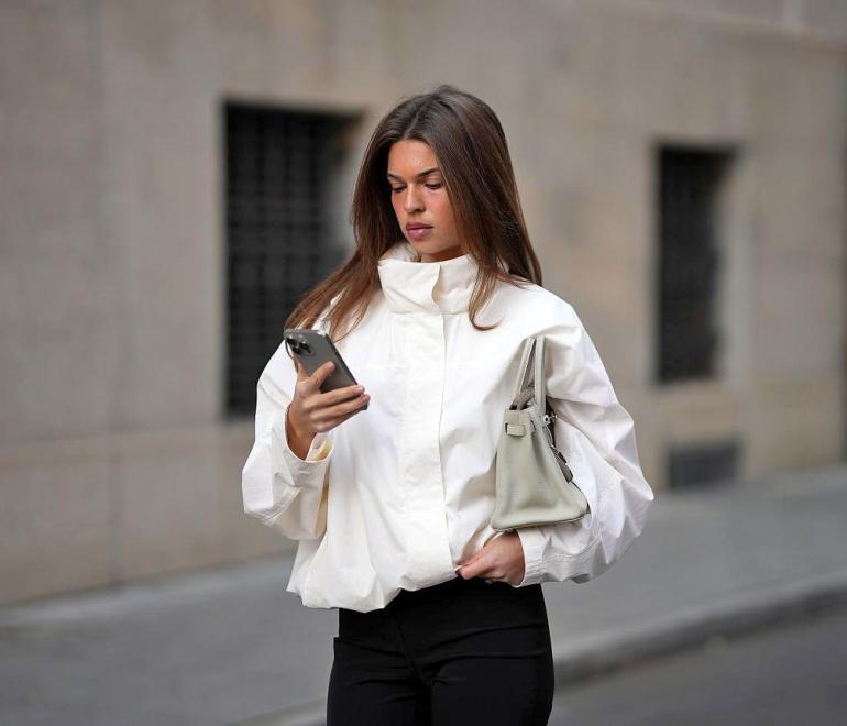 στιλάτη γυναίκα με αντιανεμικό