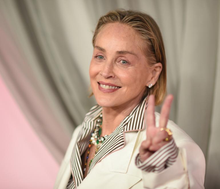 Η Σάρον Στόουν με λευκό κοστούμι και μονοχρωματικό μίνιμαλ μακιγιάζ.