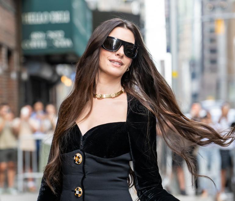 JW Pei: Το brand με τη κομψή, low-budget τσάντα που επέλεξε η Αν Χάθαγουεϊ στην περιοδεία της