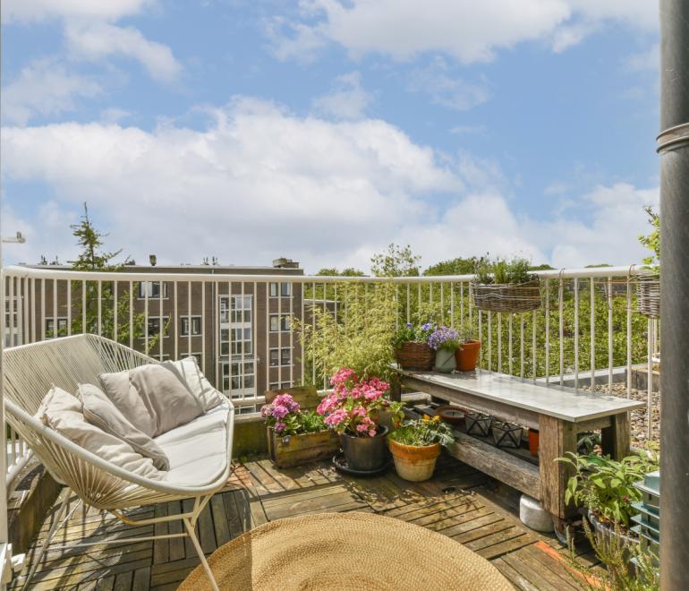 Τέλος για τις γλάστρες: Αυτή είναι η τάση στα μπαλκόνια που θα δούμε παντού αυτό το καλοκαίρι