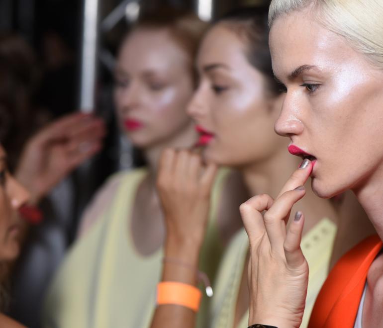  Multi sticks: Γιατί αυτά τα πολυχρηστικά προϊόντα έχουν γίνει το νέο φετίχ του μακιγιάζ