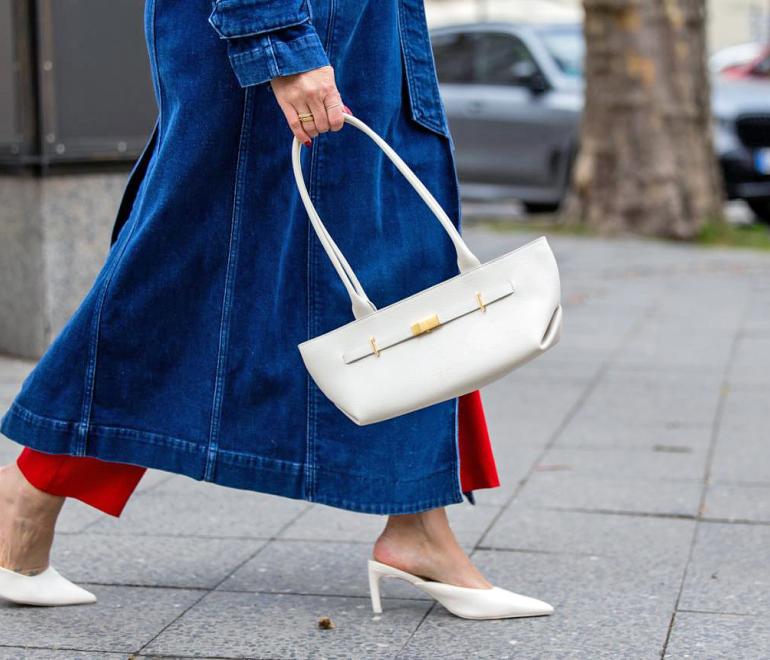 Η east-west τσάντα επιστρέφει και γίνεται το απόλυτο it item