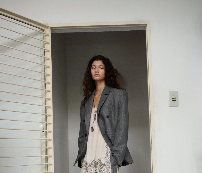 γκρι κοστούμθ με λινζερι τοπ 