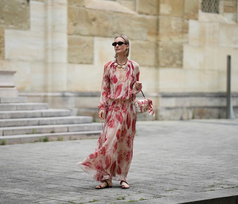 στιλάτη γυναίκα με φόρεμα