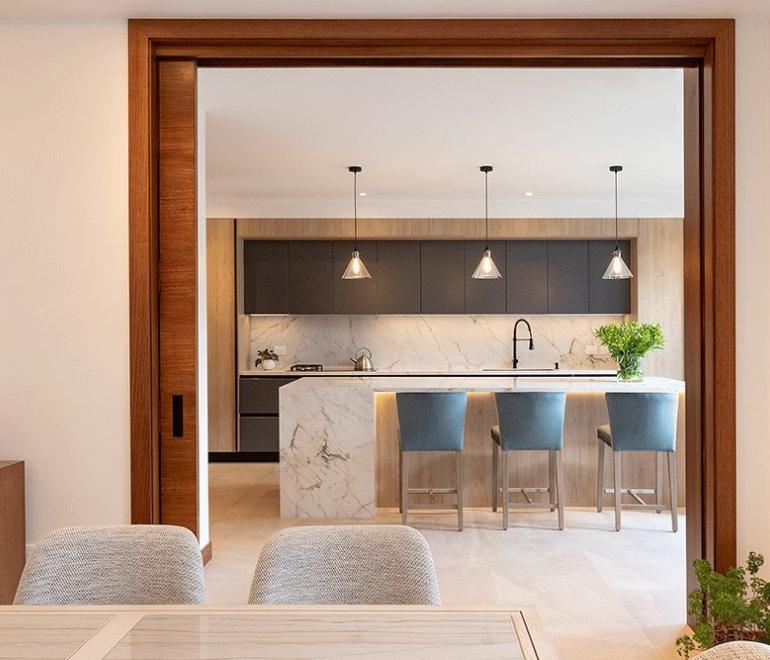 Με αυτή τη διάταξη, ο χώρος αποκτά δομή χωρίς να χάνει τη ζεστασιά του. Φωτογραφία: Madeval