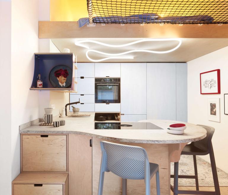 Το απόλυτο micro living: Πώς μια οικογένεια πέντε ατόμων ζει σε σπίτι 37 τ.μ. με έξυπνη αρχιτεκτονική